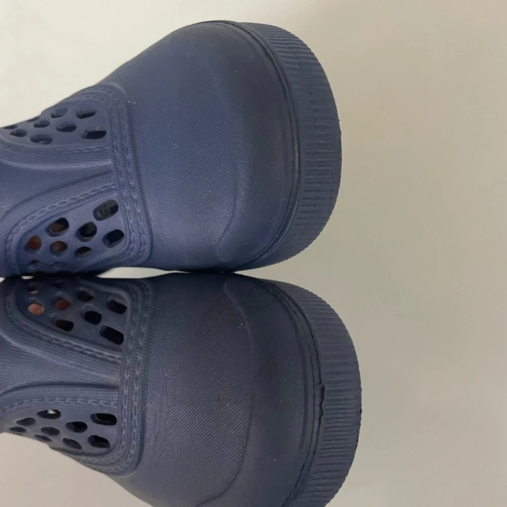 OshKosh B’Gosh rubber summer slip‎ on shoes size 7 toddlers blue